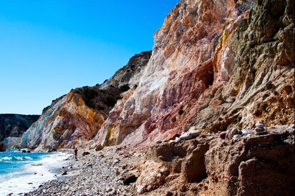 The colors of the rocks surmounting Firiplaka beach