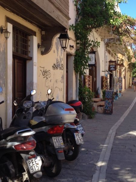 Rethymno steno with scooters