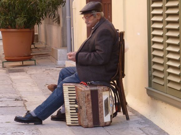 Street musician in the Plaka