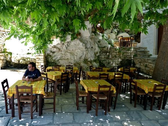 Leafy and colourful taverna in the narrow alleys of Apeiranthos