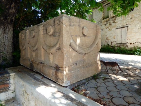 Hellinistic sarcophagus, Kambos