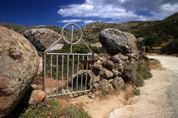 Granite boulders and gate near Volax