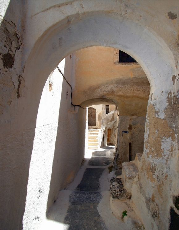 Arched alley, Pyrgos