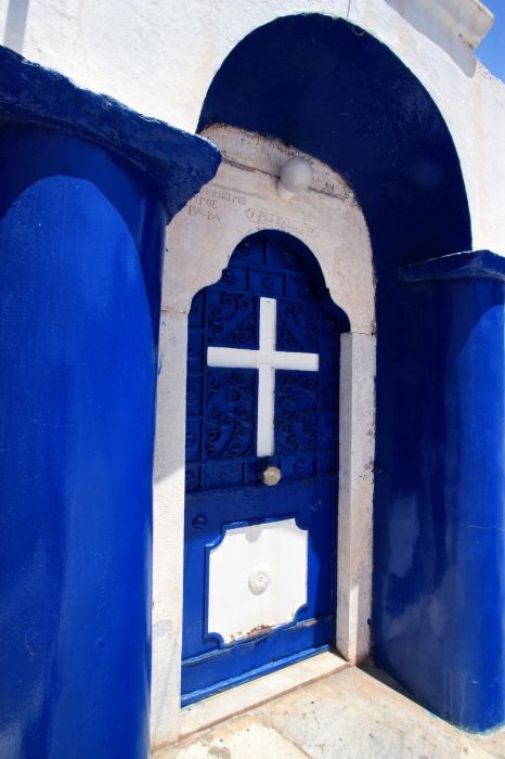 Ormos Isternia blue and white church entrance