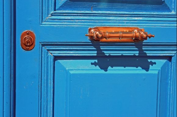 Blue door, Chora