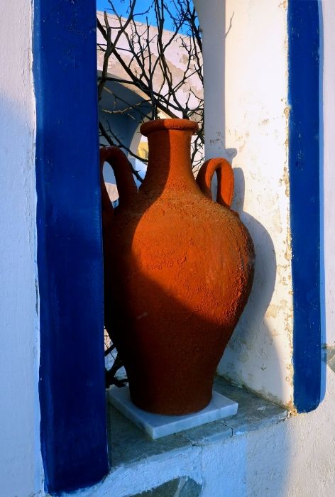 Red pot, blue frame