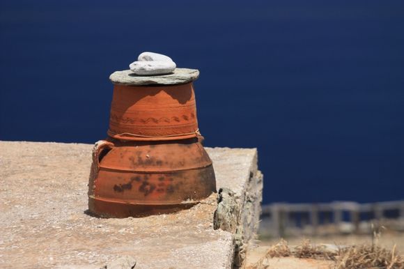 Roof with ceramic pot and sea