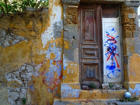 Decayed facade and graffiti, Chorio