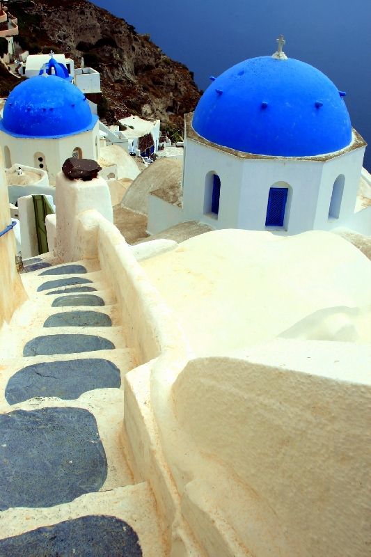 narrow staired alleyway in Oia