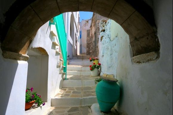 Stepped alley with arch and pots