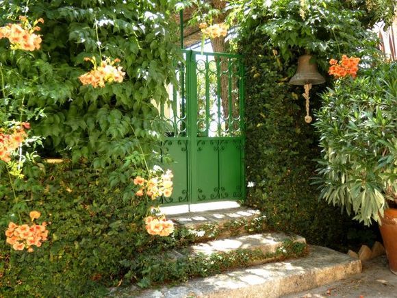 Green gate and  bell, Kalligata