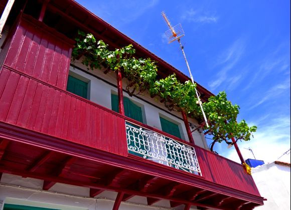 Red wooden balcony, Glosa