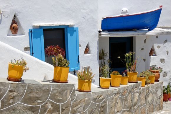 Facade with yellow pots, Faros