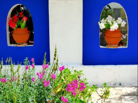Wall, flowers and pots, Pythagorio