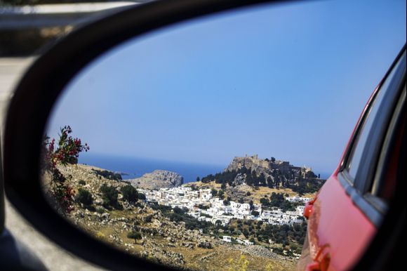 The saddest side from which I have to see Lindos ... 
The one with the car towards the airport ...
(I cry)
