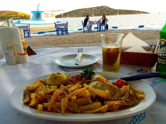 In Greece nothing is missing: divine restaurants, colorful boats, the splendid sea and ... love