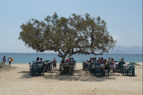 Plaka beach Taverna... wow what spot>!!