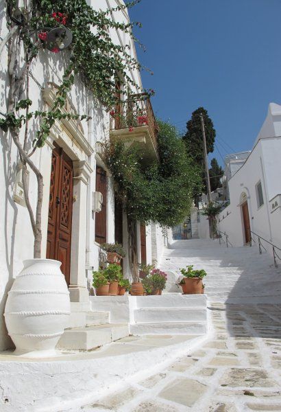 Beautifull white in the streets of Pyrgos