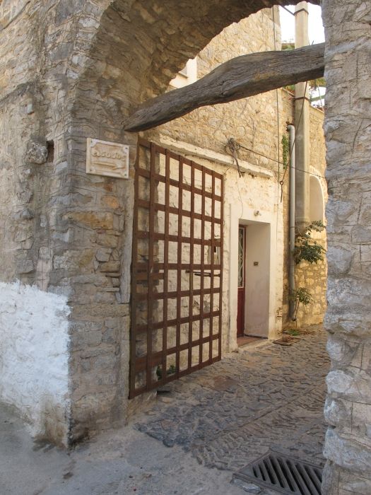 one of the gates of the village of Mesta