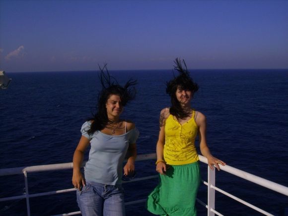 Windy hairstyle toward Zante