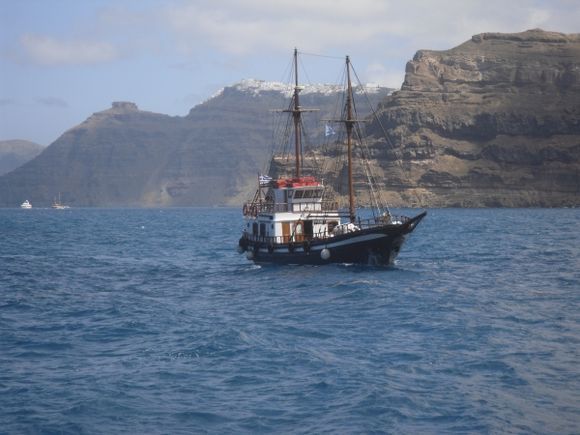 Saint Nicolas boat to Volcano