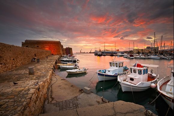 BalkanViator - Koules Castles (or previously known as Rocca a Mare, meaning  Sea Fortress) was built as a powerful fortress to protect the port of  Heraklion. However, in 1669, the Turks occupied