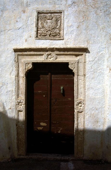 Door of an old mansion - Chora