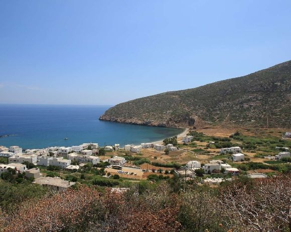 The village of Apollonas and the beach