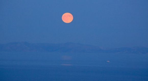 August full moon rising, view from Ag Seris