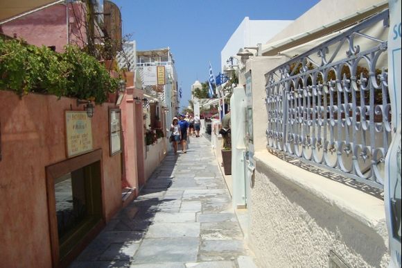 Thira / Santorini. Narrow streets.