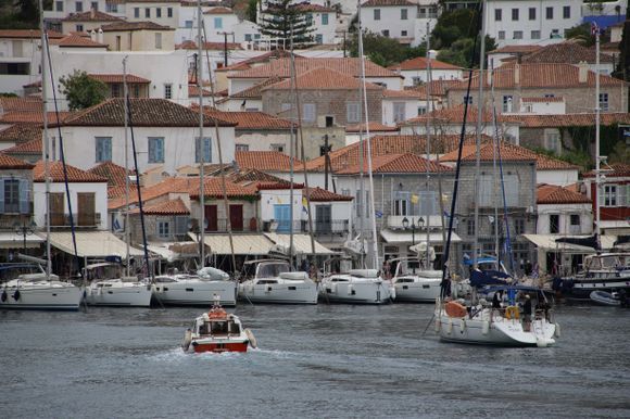 Hydra harbour