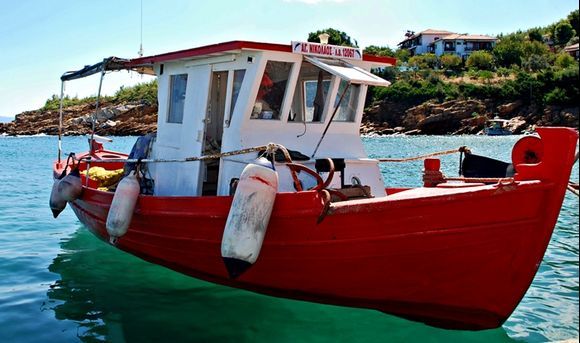 red boat, Katigiorgis, Pelion