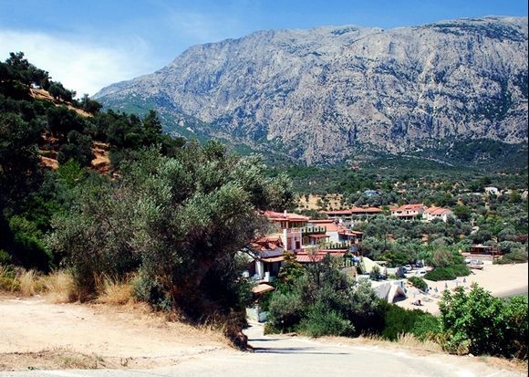 Limnionas village, at the foot of the mountain