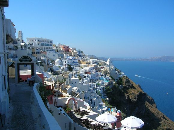 Fira seems to clings to the island\'s cliffs