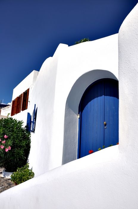 Hiking from Thira to Imerovigli.
This is typical Santorini house to me. Blue door with white wall and those lovely pink flowers hanging over.