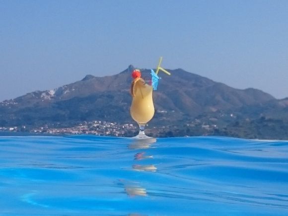 Infinity pool Aquis Avalon Pina Colada