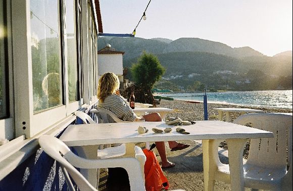 Samos:  Typical evening in Kokkari on the beach: enjoying a cold beer, the wind and the last sun of the day at the terrace of Nikos Taverna Agricogali.