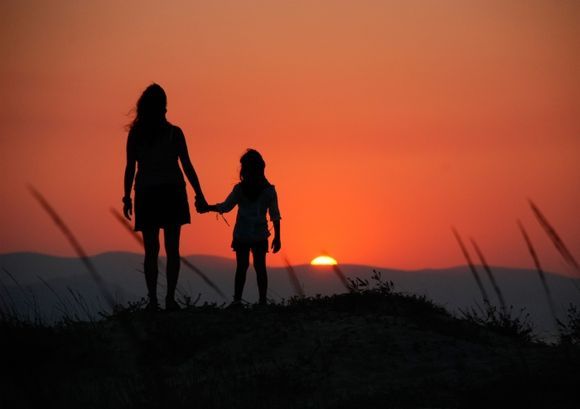 Madre e figlia davanti a un tramonto a Plaka, Naxos, Cicladi