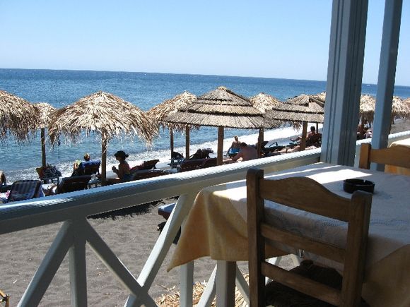 Santorini, Perissa beach, many restaurants among them the Fratzeskos Tavern His fresh fish is very very delicious!!!!