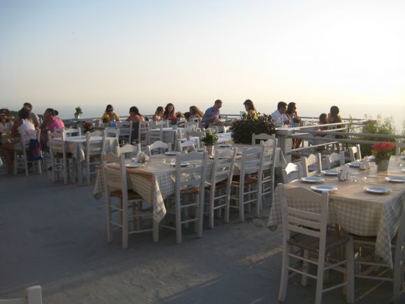 Lefkada, from the H Paxn restaurant in Exanthia-Rachi, a traditional village located in a mountainous region. From here, a wonderful sunset and delicious meals!