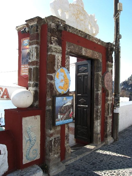 Santorini, Palia Kameni Bar in Fira