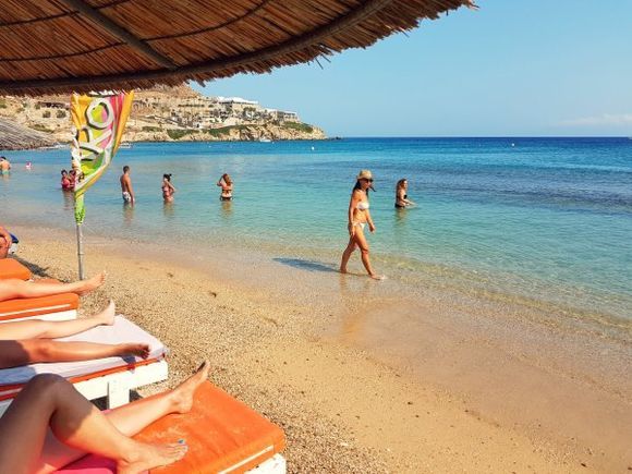Mykonos august 2017, The famous Paradise beach is a nice, flat beach. There are a number of popular bars and the majority of people on the beach are youngish. Nudists also frequent this beach. Water sports facilities and a diving centre are available in Paradise Beach.
