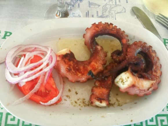 Halkidiki, octopus in Ο Μπαρμπα Γιώργος Taverna in Sarti