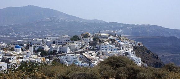 FIROSTEFANI VILLAGE ,IS ONLY 2 KM FROM FIRA.