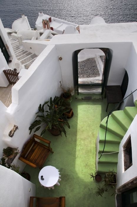 Location: Oia, a colourful courtyard of a house with a nice staircase.