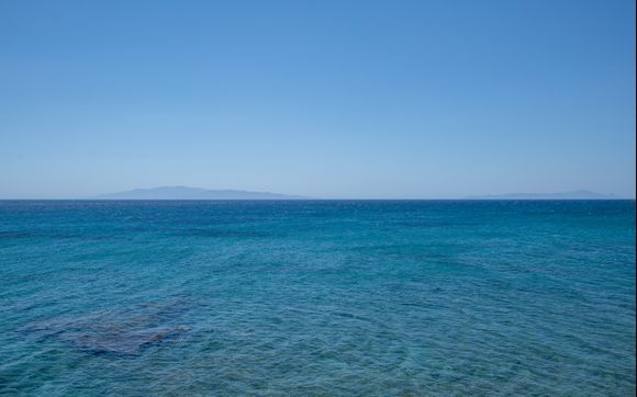 Minimalist photography 📸 reminiscent of a Rothko painting 🎨 
▶️ DRIOS (PAROS) with the island of Naxos in the distance.
* DRIOS is a small village on the island of Paros on the western coast of the island, facing Naxos. The village is accessible via bus from Parikia (main village of Paros, eastern coast). You can reach the Drios beaches by foot from the Drios village (15 min walk). 