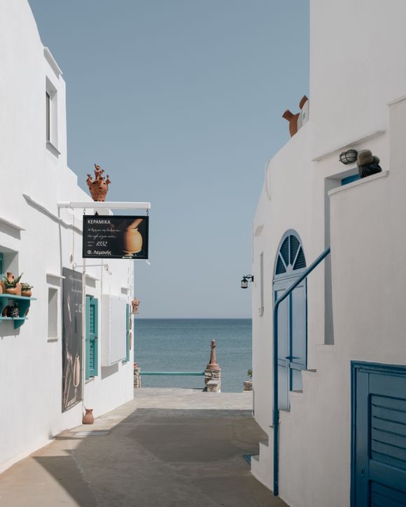 One of my favourite spots in Sifnos and one of my favourite print images. 
Postcard from Platis Yialos 🇬🇷 Sífnos
🔵⚪🔵⚪
photographer @stefanosnapshots
