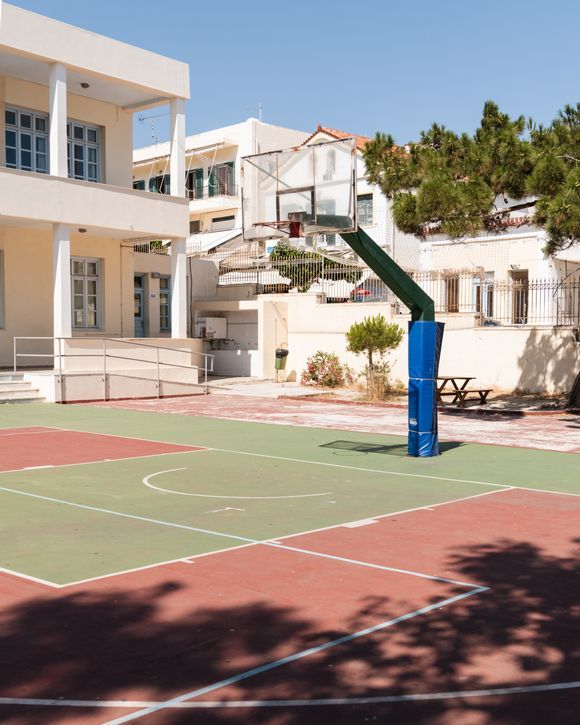 Let the children play.
Basketball court at a school in Tinos, Town
📷 stefanosnapshots
