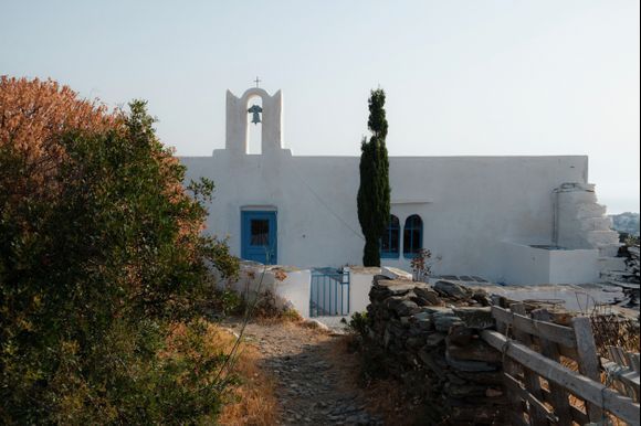 ONE OF THE 360 SIFNOS CHURCHES. IS THIS  PANAGIA STRAVOPODI?
📷 stefanosnapshots
Sifnos is known for having beautiful churches and chapels. There are 360 churches in SIFNOS, as per the days of the year, more than any other island in Cyclades.
Unfortunately I cannot find who's this church is named after. It's located alongside the hiking route that takes you from Apolonia to Platys Gialos. Located a few minutes before reaching the Vryssi Monastery via hiking route. It could be PANAGIA STRAVOPODI but I'm not too sure. 