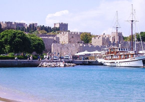 rhodes old town wall